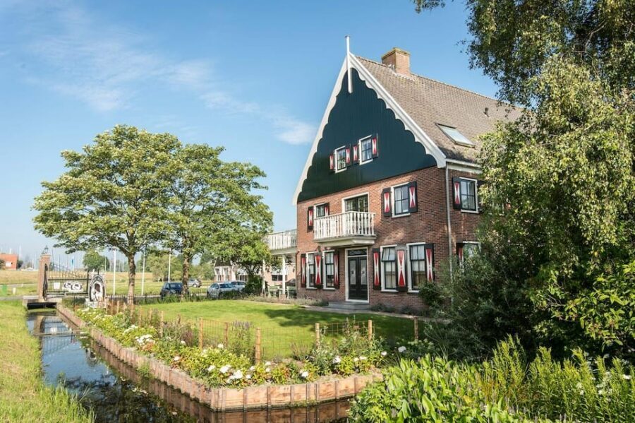 From Amsterdam; Alkmaar Cheese market & Zaanse Schans - Who should book this tour, and who should skip it