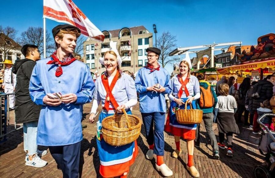 From Amsterdam; Alkmaar Cheese market & Zaanse Schans - Book it or pass: my practical call
