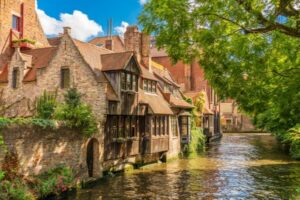 From Amsterdam: Bruges Day Trip in Spanish with Boat Option - Amsterdam to Bruges by coach: plan for the road time