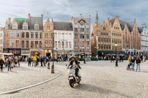From Amsterdam: Day Trip to the Charming Brussels and Bruges - Getting there from Amsterdam: the coach ride, breaks, and timing