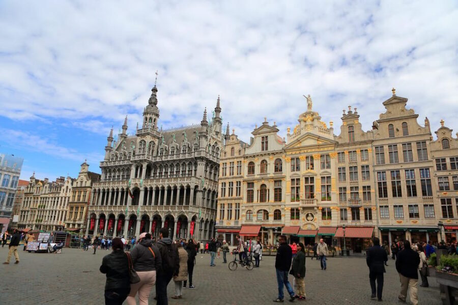 From Amsterdam: Day Trip to the Charming Brussels and Bruges - Brussels highlights: Grand Place, Manneken Pis, and the Atomium photo moment
