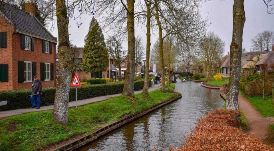 From Amsterdam: Giethoorn Guided Day Trip with Canal Cruise - Coach time from Amsterdam: where the guide earns their keep