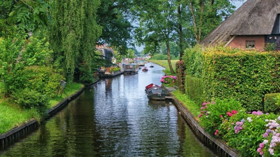 From Amsterdam: Giethoorn Sightseeing Tour and Canal Cruise - Giethoorn day trip logistics that actually feel easy