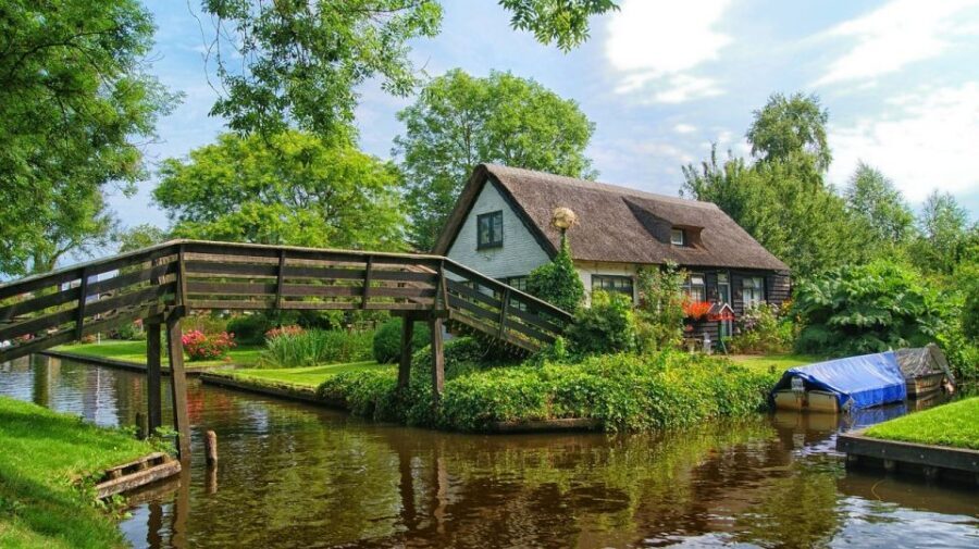 From Amsterdam: Giethoorn Sightseeing Tour and Canal Cruise - The 1-hour guided canal cruise through Giethoorn