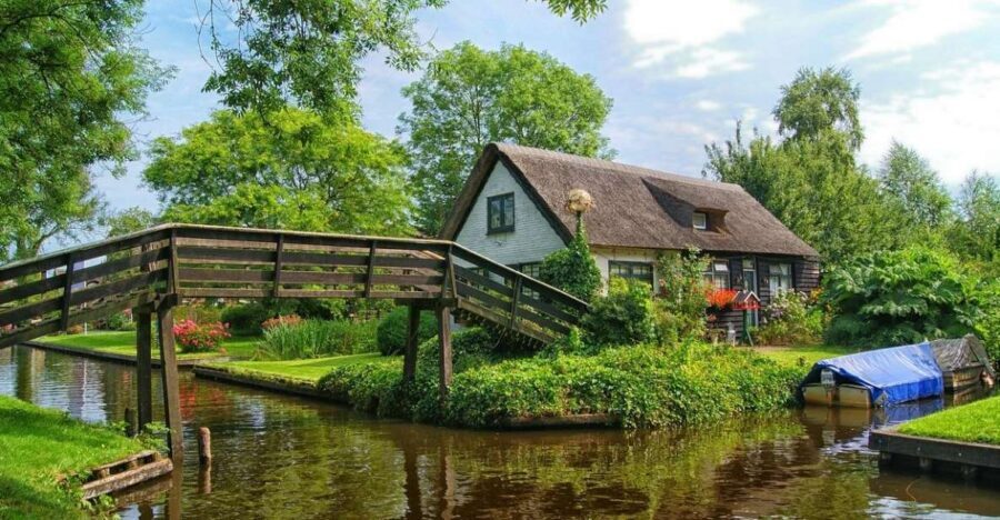 From Amsterdam: Giethoorn Sightseeing Tour and Canal Cruise - The luxury ride from Amsterdam to the Dutch Venice canals