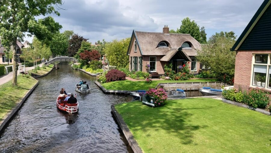 From Amsterdam: Giethoorn Small Group Tour with Boat Ride - Getting Started at Amsterdam Central: Meeting Point Basics