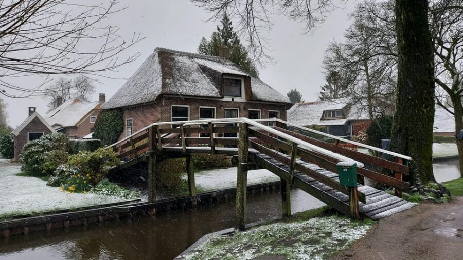 From Amsterdam: Giethoorn Small Group Tour with Boat Ride - Optional Ocean Air: Finishing at Zandvoor(t) Aan Zee Beach