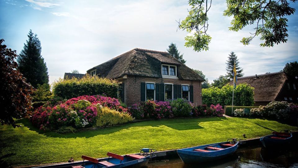 From Amsterdam: Private Tour to Giethoorn with Canal Cruise - The Pull of Giethoorn’s Water Town Feel