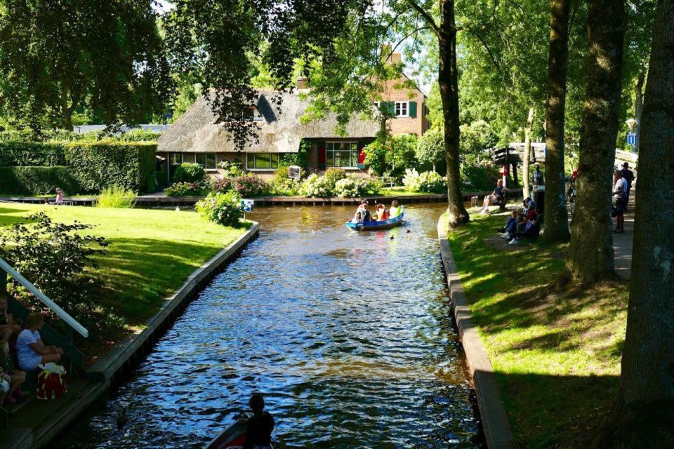 From Amsterdam: Private Tour to Giethoorn with Canal Cruise - Arriving in Giethoorn: Thatched Farms, Wooden Bridges, and Quick Wayfinding