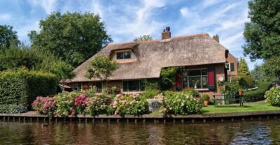 From Amsterdam: Private Tour to Giethoorn with Canal Cruise - Inside the Mercedes Ride: Small Comforts That Add Up