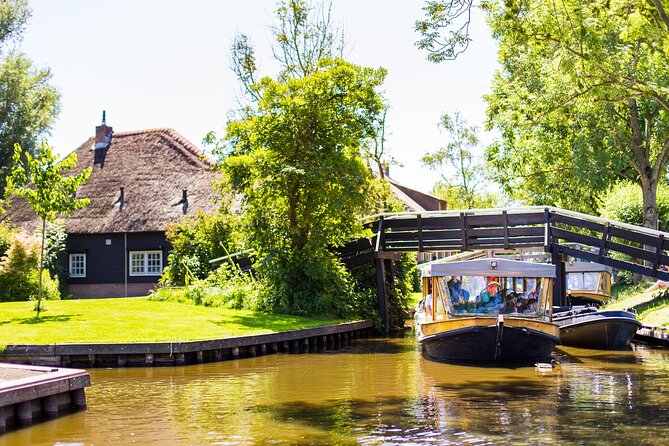 Giethoorn and Afsluitdijk Day Trip from Amsterdam with Boat Trip - Getting out of Amsterdam: coach comfort and timing that matters