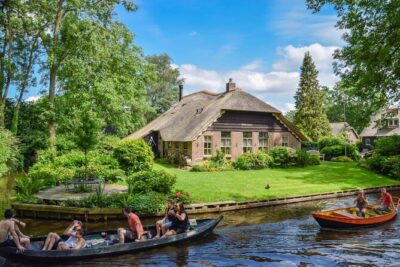 Giethoorn Day Trip from Amsterdam With Cruise and Cheeseplatter - Giethoorn canal cruise plus cheese platter: the heart of the day