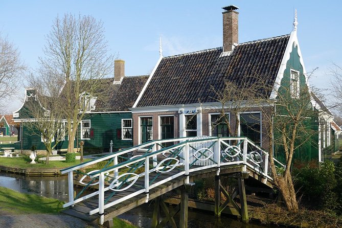 Giethoorn Private Tour, Canal Cruise and Windmills from Amsterdam - Giethoorn Canal Cruise Under the Linden Trees