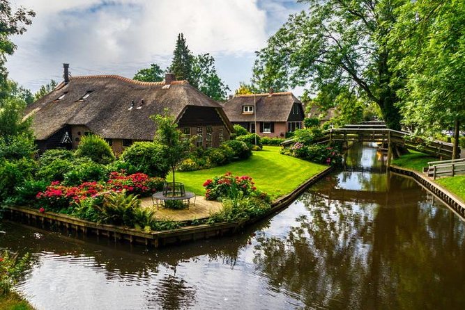 Giethoorn Private Tour Guide Giethoorn in luxury Jaguar S Type - Included perks that actually make the day easier