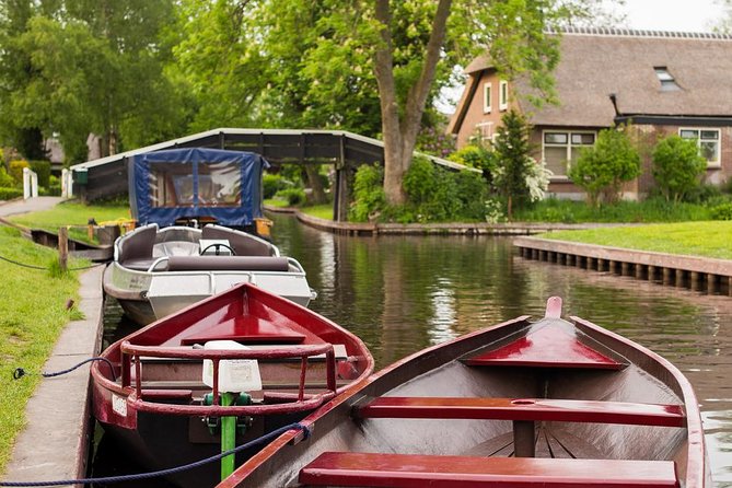 Giethoorn Private Tour Guide Giethoorn in luxury Jaguar S Type - Who this private Giethoorn day is best for