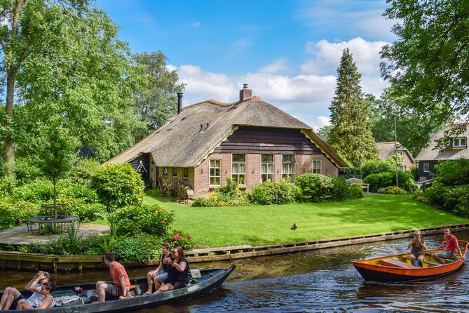 Giethoorn Private Tour with Cruise and Lunch from Amsterdam - De Rietstulp apple pie stop and the Giethoorn boat cruise