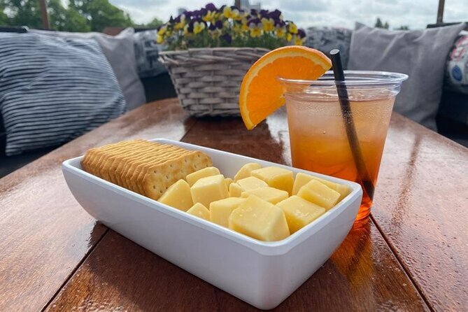 Luxury Amsterdam Canal Cruise – Unlimited Cocktails Included (1H) - Golden-Age Canals and the Iconic Bridge Photo Moment