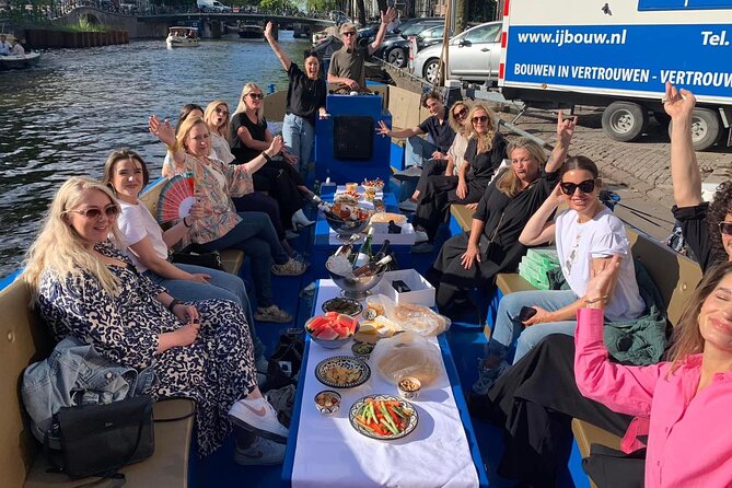 Open Dutch Boat! Silent electric drive. Nice cosy boat ride... - Where You Start: Prinsengracht 587 Meeting Point