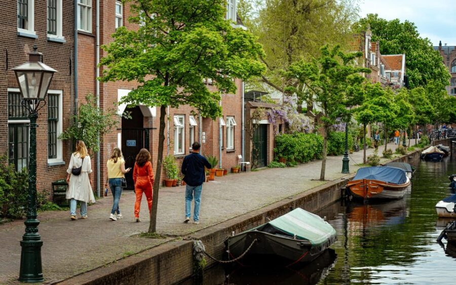 Outside Escape Amsterdam with your friend(s) and have fun! - Difficulty levels: easy, average, or challenging (and how to choose)