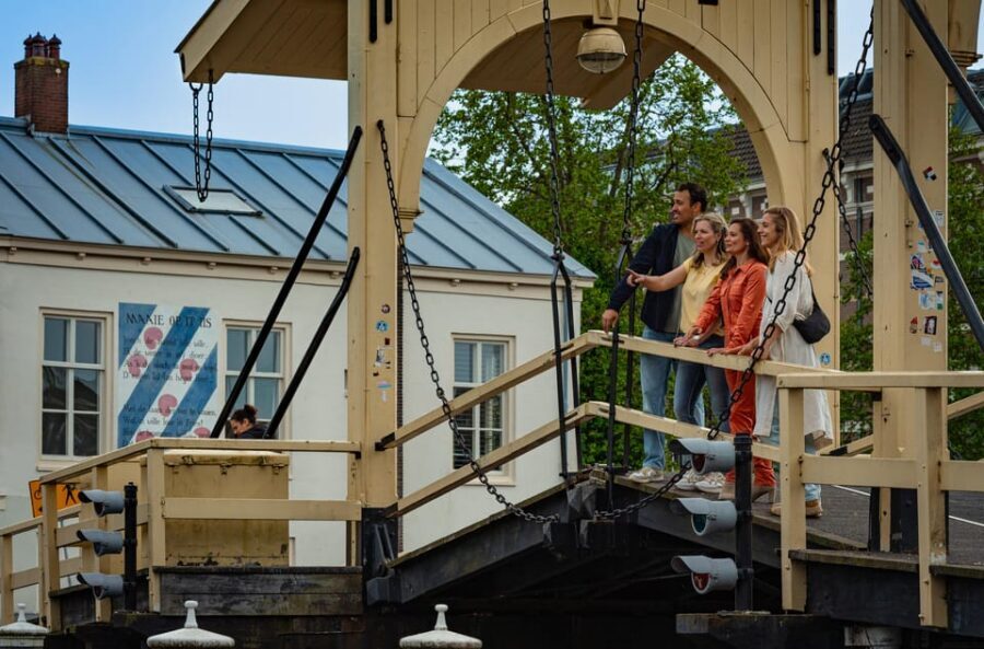 Outside Escape Amsterdam with your friend(s) and have fun! - Practical logistics that make or break the experience