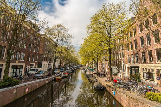 Private Amsterdam City Highlights Bike Tour (PRIVATE GUIDE) - Picking the right bicycle at Beursplein (and why it matters)
