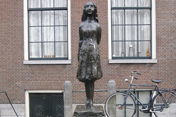 Private Amsterdam WW2 walking tour - Dam Square and the Royal Palace: ending in the city’s spotlight