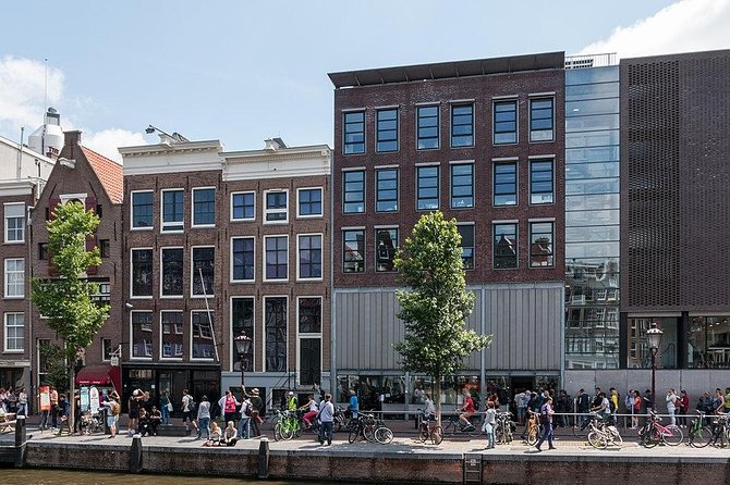 Private Amsterdam WW2 walking tour - Verzetsmuseum, Hollandsche Schouwburg, and the places the city remembers