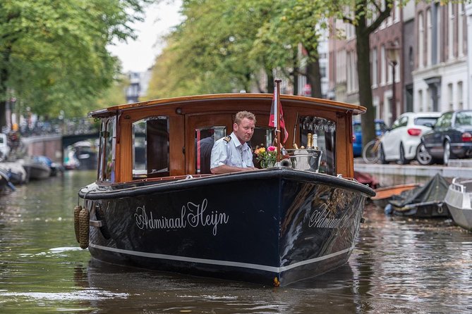 Private boat tour on a electric saloon boat - A private electric canal cruise that respects your time