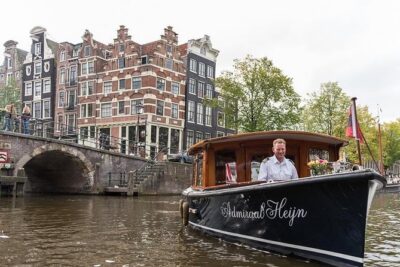 Private boat tour on a electric saloon boat - Pick your start time and tailor the route with your captain