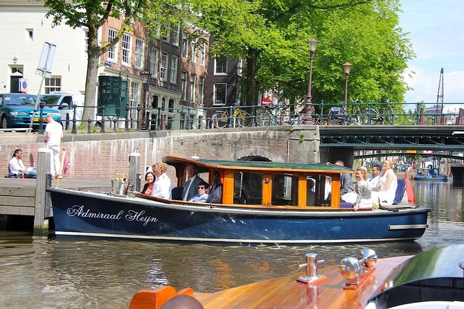 Private boat tour on a electric saloon boat - Boat comfort and onboard drinks: easy upgrades without pressure