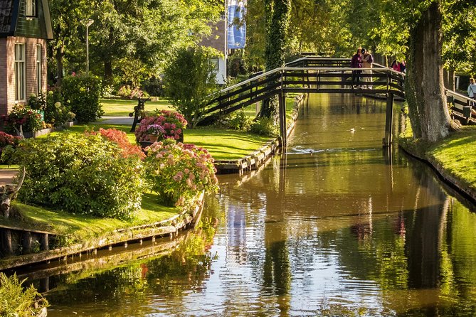 Private Day Trip from Amsterdam to Giethoorn including boat tour - Your private Giethoorn walking tour: what your guide will actually do