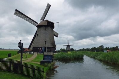 Private Zaanse Schans Windmills and Volendam Tour from Amsterdam - Getting out of Amsterdam in a private Mercedes (and why it’s a value move)
