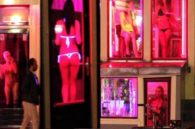 Red Light District Primetime Private Tour for 18+ Only - Prins Hendrik Kade and St. Nicholas Basilica: the story starts with the setting