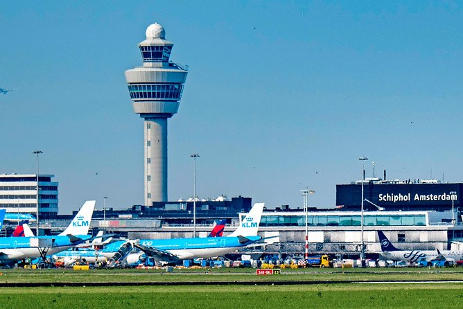 Roundtrip Transfer Schiphol - Amsterdam - Comfort in a private limousine: quiet driving and real space for bags