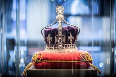 Royal Experience - Private Tour in World's Oldest Diamond Polishing Factory - Your private guide and the diamond lesson: origins, the 4 C’s, and how to spot quality
