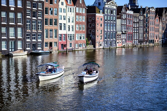 Short canal trip in German: Amsterdam in an hour - Weather-proof comfort: blankets and an optional roof