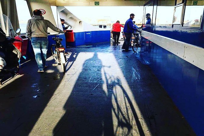 Urban Adventures Amsterdam Bike Tour, Graffiti and Magnet Fishing - Prinseneiland canals and the drawbridges you can actually see