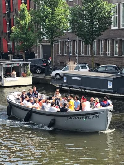 Visit Amsterdam by Boat with a French Guide (french) - The apéro onboard: Dutch cheese, beers/wines, and the vibe shift