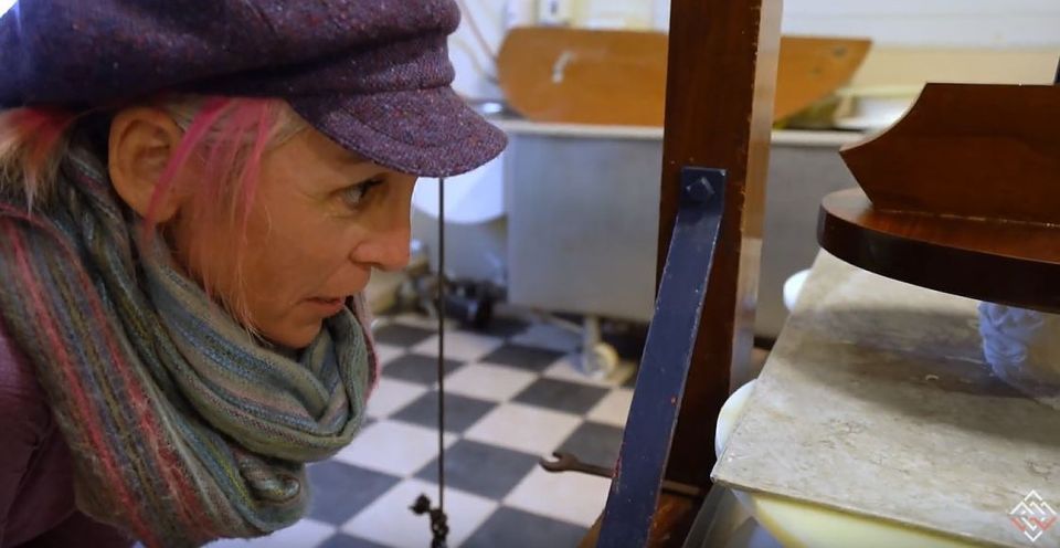 Volendam: 2.5-Hour Cheesemaking Workshop & Clog Making Tour - Language, guide style, and group feel