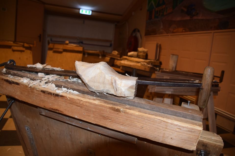 Volendam: 2-Hour Clogmaking Workshop and Cheese Tour - Tastings You Can Actually Plan Around
