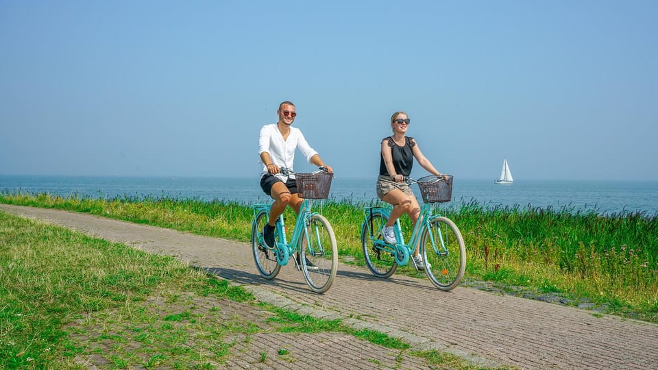 Volendam: Bike Rental including Highlights-Routes - Marken: the 10 km dike ride and the island village feeling