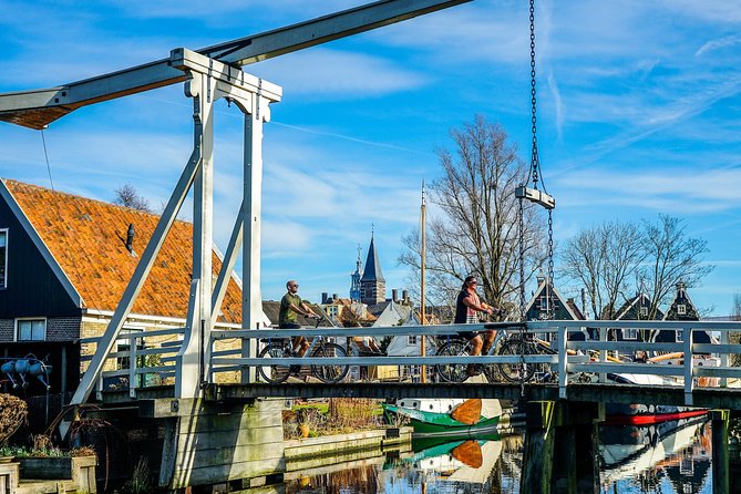 Volendam: E-bike rental with suggested countryside- and fisherman village route - Volendam is the perfect launch point for village hopping