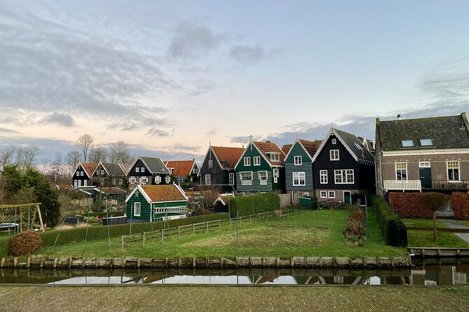 Volendam: E-bike rental with suggested countryside- and fisherman village route - Edam in about an hour: canals, alleys, and cheese market time
