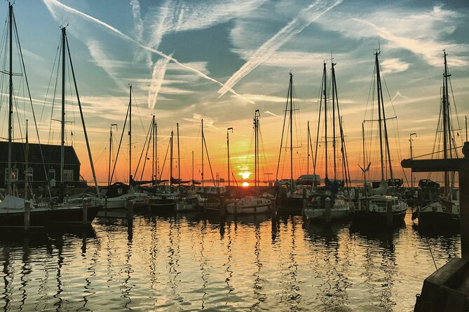 Volendam: E-bike rental with suggested countryside- and fisherman village route - Monnickendam in about an hour: old center, harbor terraces, and a brewery stop