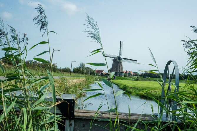 Volendam: E-bike rental with suggested countryside- and fisherman village route - Marken: a former island, bridges over canals, and a dike you can’t ignore