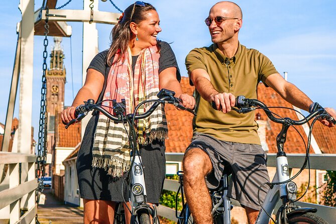Volendam: E-bike rental with suggested countryside- and fisherman village route - Pedaling across Dutch dikes: Gouwzee views and below-sea-level life