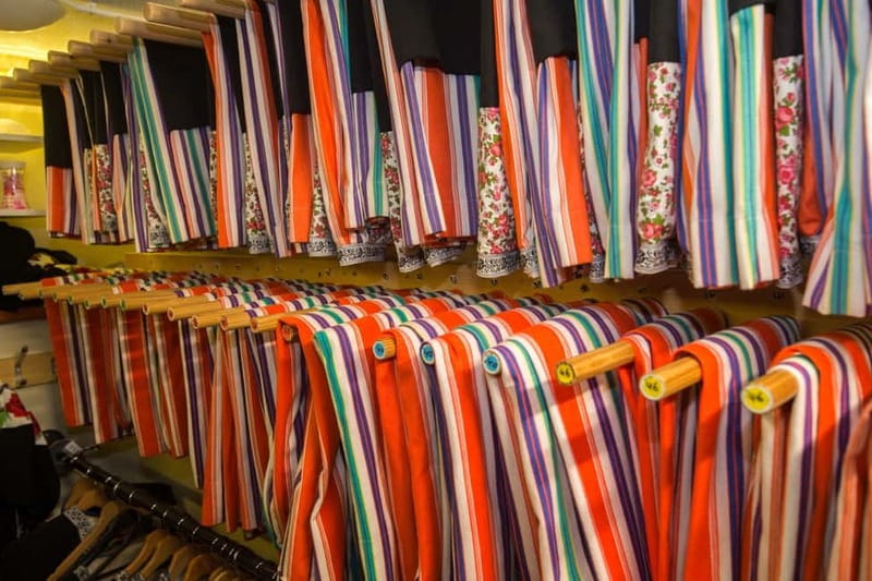 Volendam: Photo Opportunity in Traditional Dutch Costume - Where the session happens and how the 25 minutes usually flow