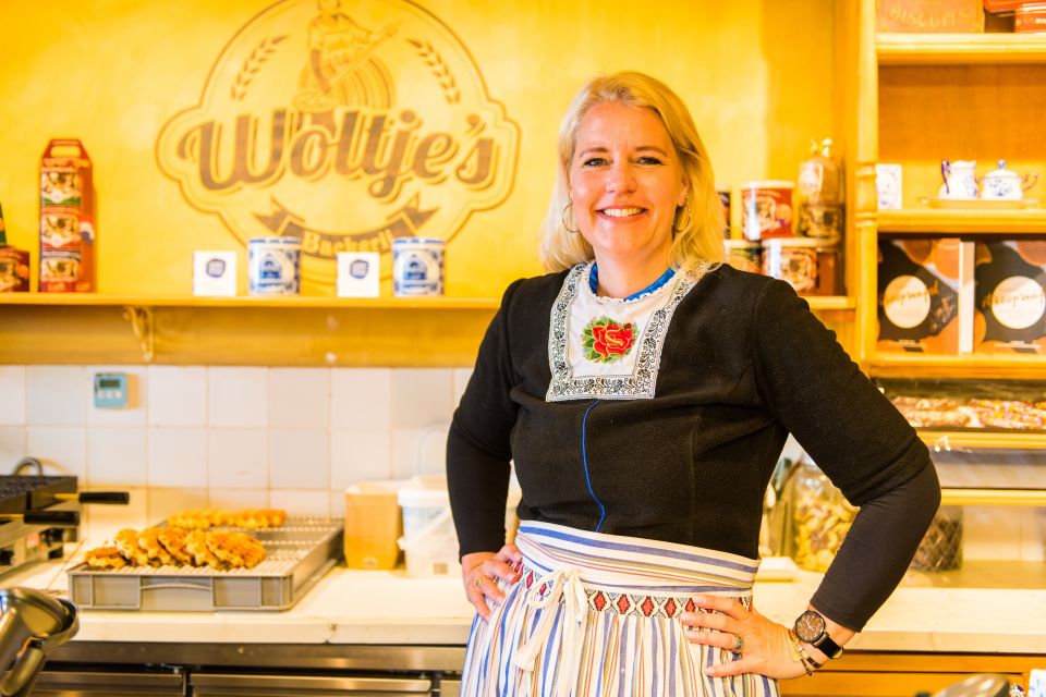 Volendam: Stroopwafel Experience with Tasting - Inside the old Dutch shop: you start with flavors