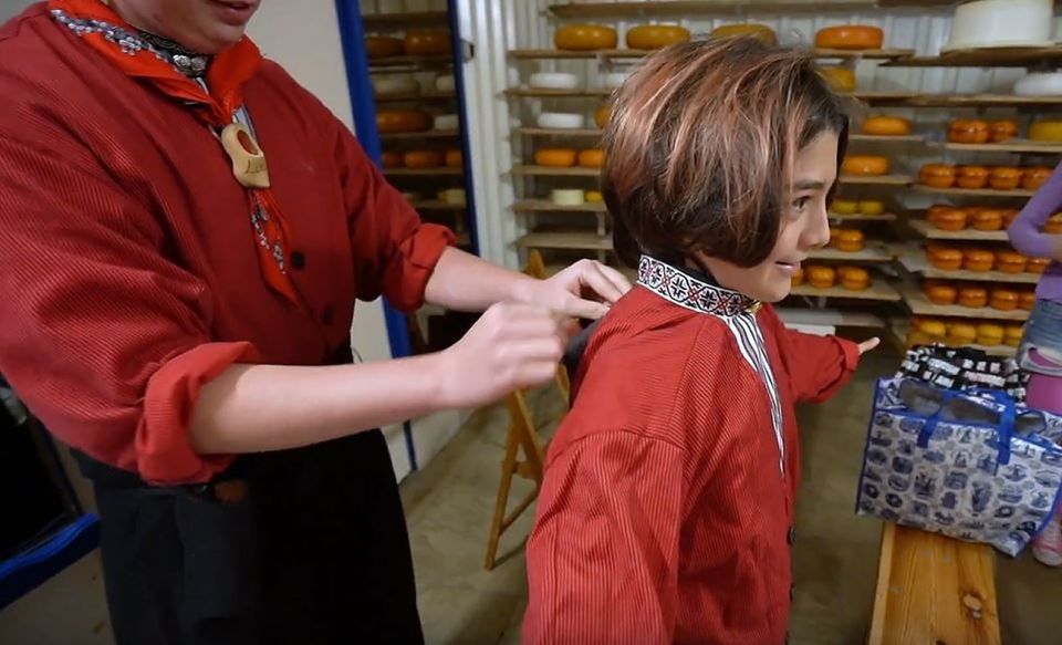 Volendam: Traditional Costume Photo with Cheese & Clog Tour - Key highlights to know before you go