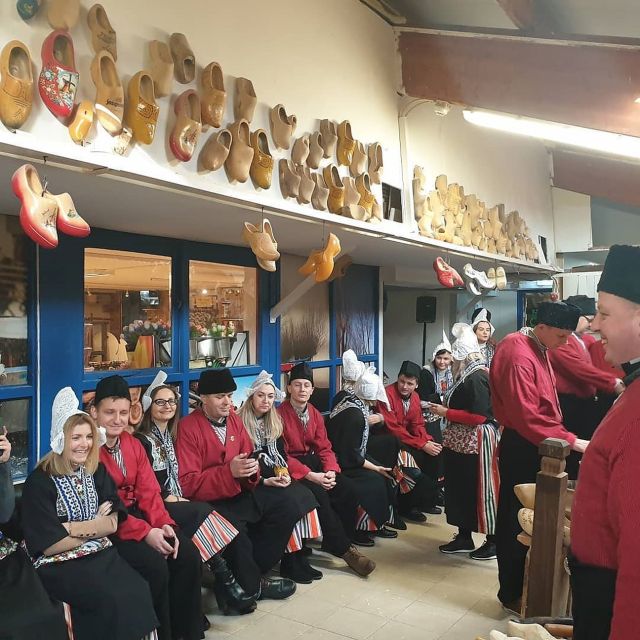 Volendam: Traditional Costume Photo with Cheese & Clog Tour - Practical Tips for a Smooth Photo and Tasting